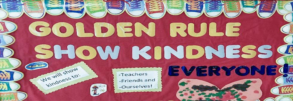 A handmade classroom bulletin board saying "Golden rule: Show Kindness"