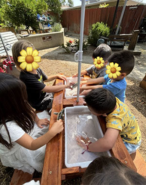 outdoor-sensory-table-1