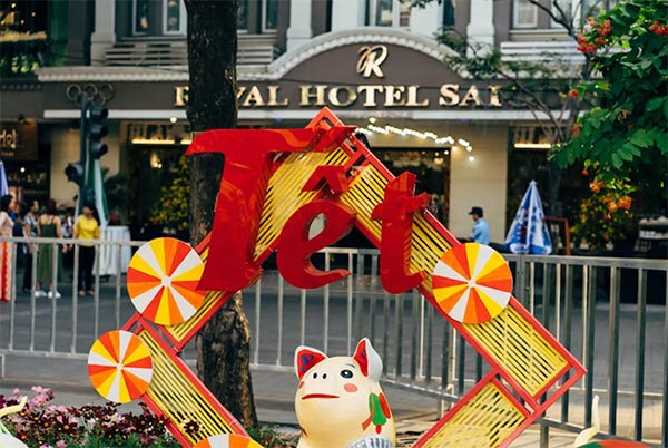 A float celebrating Tet, Year of the Pig, with gold and red decorations around a ceramic pig statue